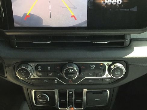 Used 2024 Jeep Wrangler Unlimited Sahara w/ Technology Group AWD/4WD image 9