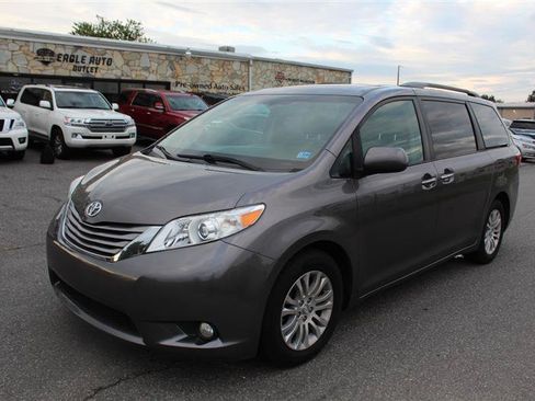 Used 2017 Toyota Sienna XLE w/ XLE Navigation Package FWD image 3