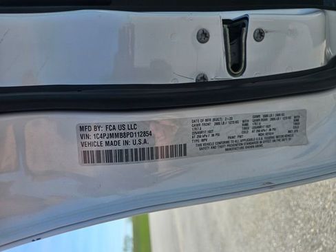 Used 2023 Jeep Cherokee Altitude Lux image 30