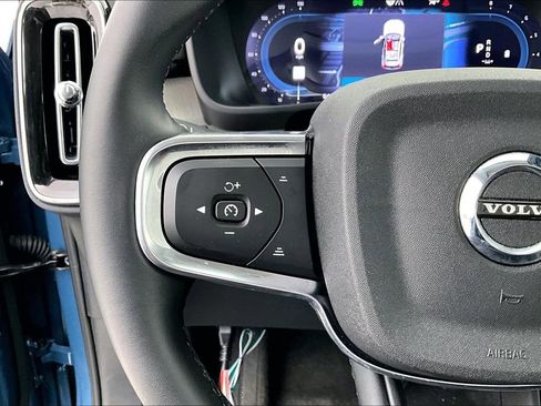 Certified 2025 Volvo XC40 B5 Core image 25