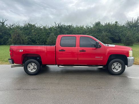 Used 2010 Chevrolet Silverado 2500 LT w/ Interior Plus Package AWD/4WD image 9