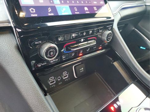 Used 2024 Jeep Grand Cherokee Overland w/ Advanced Protech Group III image 20