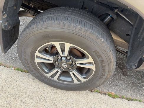 Used 2016 Toyota Tacoma TRD Sport w/ Towing Package RWD image 12