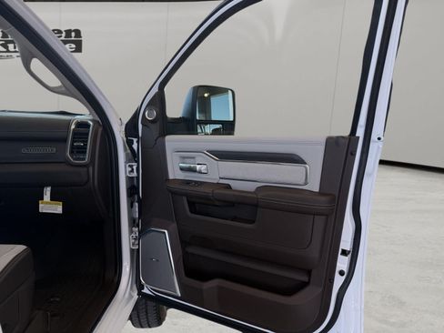 New 2026 RAM 3500 Laramie AWD/4WD image 18