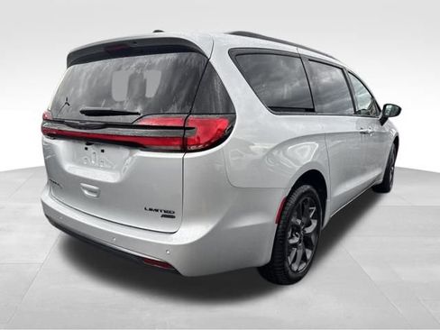 New 2026 Chrysler Pacifica Limited image 8
