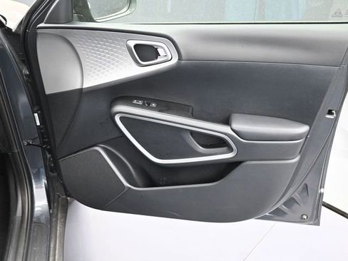 Used 2025 Kia Soul LX w/ LX Technology Package FWD image 34