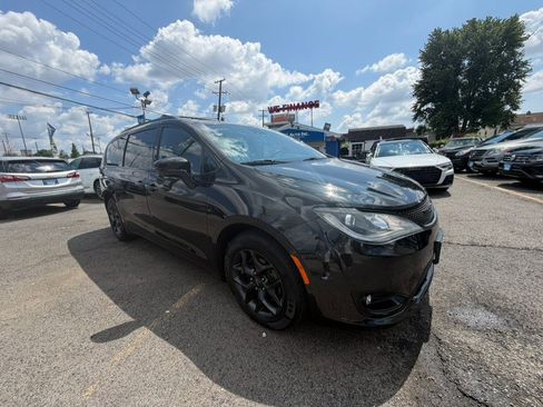 Used 2019 Chrysler Pacifica Touring-L w/ Advanced Safetytec Group FWD image 3