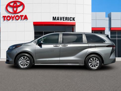 New 2026 Toyota Sienna LE FWD image 2