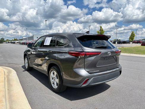 Used 2022 Toyota Highlander LE FWD image 6