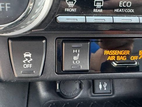 Used 2019 Toyota RAV4 XLE Premium w/ Cold Weather Package AWD/4WD image 30