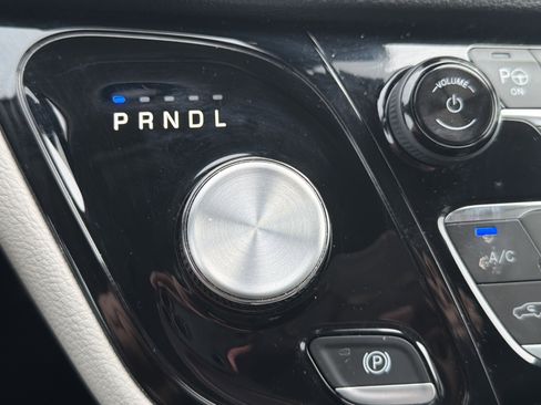 Used 2023 Chrysler Pacifica Touring-L image 21