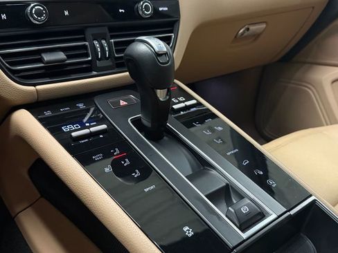 Certified 2023 Porsche Macan AWD/4WD image 20