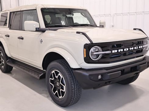 New 2026 Ford Bronco Outer Banks AWD/4WD image 3