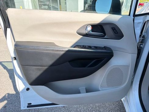Used 2023 Chrysler Pacifica Touring-L FWD image 9