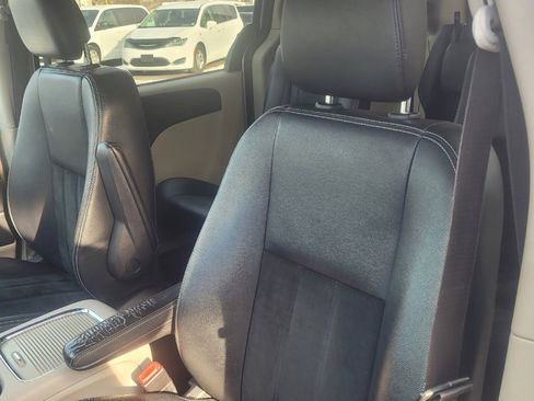 Used 2017 Dodge Grand Caravan SXT image 12