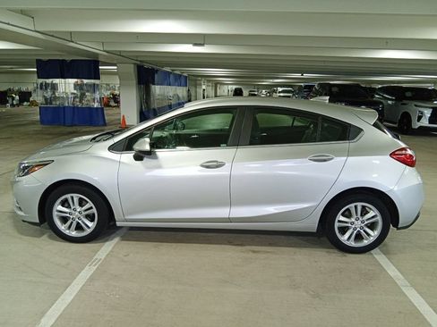 Used 2017 Chevrolet Cruze LT w/ Convenience Package FWD image 8