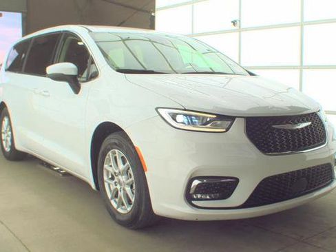 Used 2023 Chrysler Pacifica Touring-L image 7