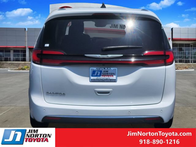 Used 2024 Chrysler Pacifica Touring-L FWD image 6