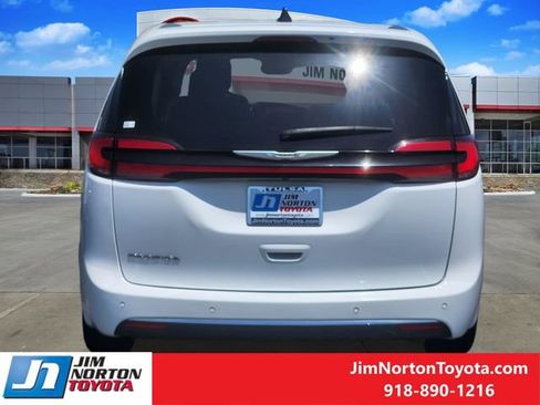 Used 2024 Chrysler Pacifica Touring-L FWD image 6