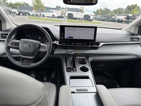 Used 2026 Toyota Sienna XLE FWD image 6