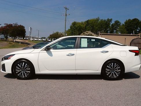 Used 2025 Nissan Altima 2.5 SV FWD image 4