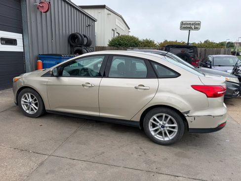 Used 2017 Ford Focus SE FWD image 3