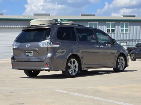 Used 2013 Toyota Sienna SE FWD image 5