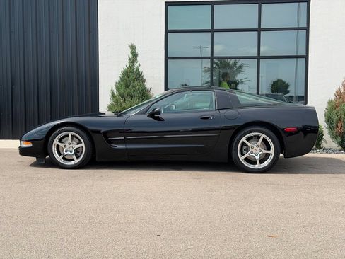 Used 2004 Chevrolet Corvette Coupe w/ Preferred Equipment Group RWD image 2