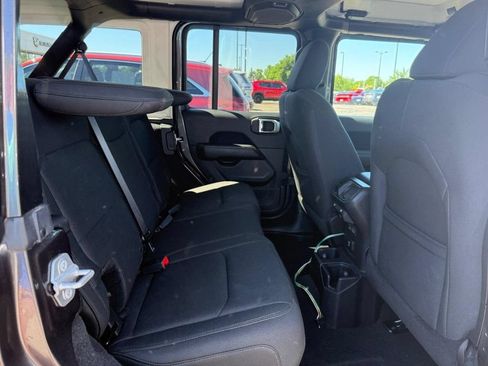 Used 2018 Jeep Wrangler Unlimited Sahara w/ Dual Top Group AWD/4WD image 5