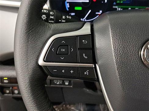 Used 2025 Toyota Sienna XLE image 24