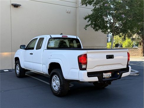 Used 2018 Toyota Tacoma SR RWD image 4