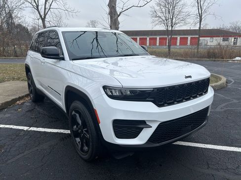 Used 2023 Jeep Grand Cherokee Altitude image 4