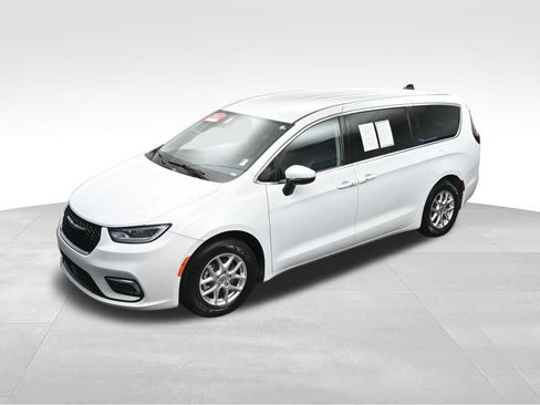 Used 2023 Chrysler Pacifica Touring-L FWD image 37