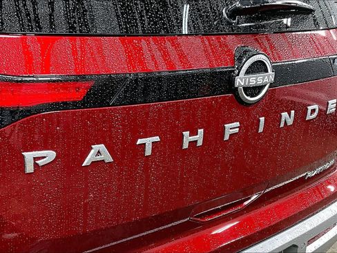 Used 2025 Nissan Pathfinder Platinum FWD image 31