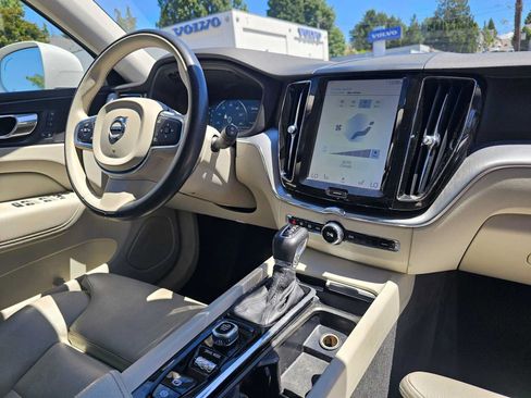 Used 2019 Volvo XC60 T5 Momentum w/ Premium Package FWD image 12