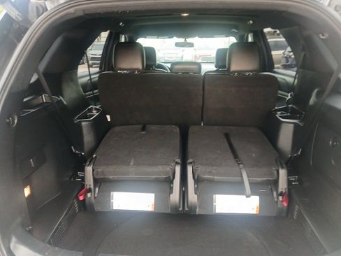 Used 2018 Ford Explorer XLT w/ Equipment Group 202A FWD image 16