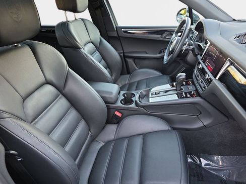 Used 2023 Porsche Macan Base image 12