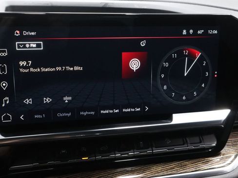 Used 2023 GMC Sierra 1500 SLE image 2