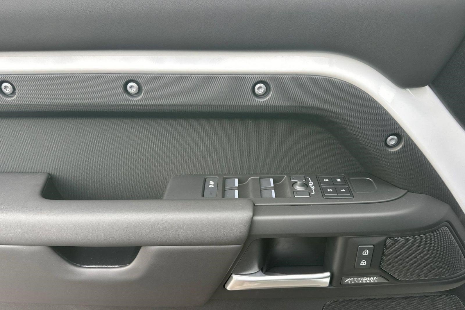 New 2026 Land Rover Defender 110 X-Dynamic SE AWD/4WD image 14