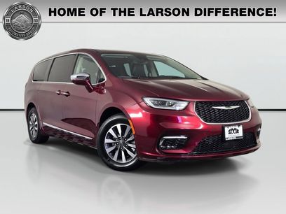 Used 2022 Chrysler Pacifica Limited w/ Uconnect Theater Family Group