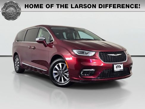 Used 2022 Chrysler Pacifica Limited w/ Uconnect Theater Family Group FWD image 1