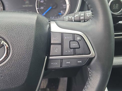 Used 2023 Toyota Highlander XLE AWD/4WD image 25