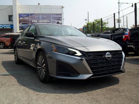 Used 2025 Nissan Altima 2.5 SV FWD image 1