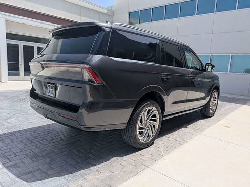 Certified 2026 Lincoln Navigator Reserve AWD/4WD image 4