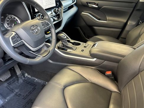 Certified 2024 Toyota Highlander XLE FWD image 12