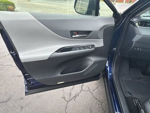 Used 2021 Toyota Venza LE AWD/4WD image 10