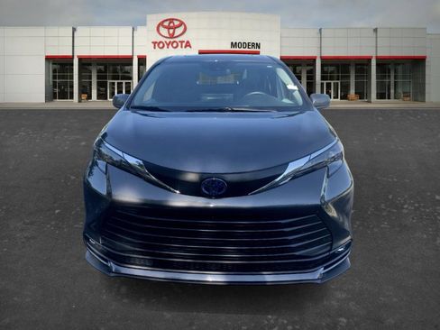 Certified 2025 Toyota Sienna XLE FWD image 2