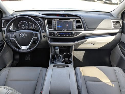 Used 2018 Toyota Highlander XLE image 25