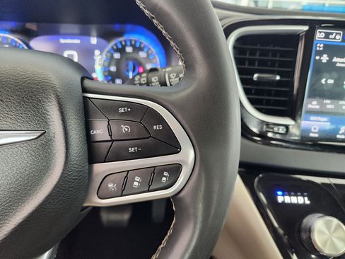 Used 2023 Chrysler Pacifica Touring-L FWD image 31