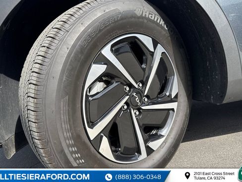 Used 2025 Kia Sportage LX image 7